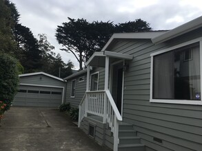 211 Naomi Ave in Pacifica, CA - Foto de edificio - Building Photo