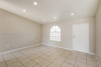 14484 SW 174th St in Miami, FL - Foto de edificio - Building Photo