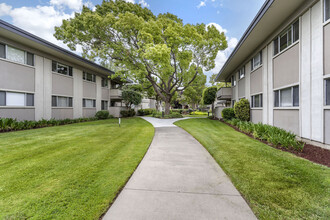 Glenmoor Green Apartments in Fremont, CA - Building Photo - Building Photo