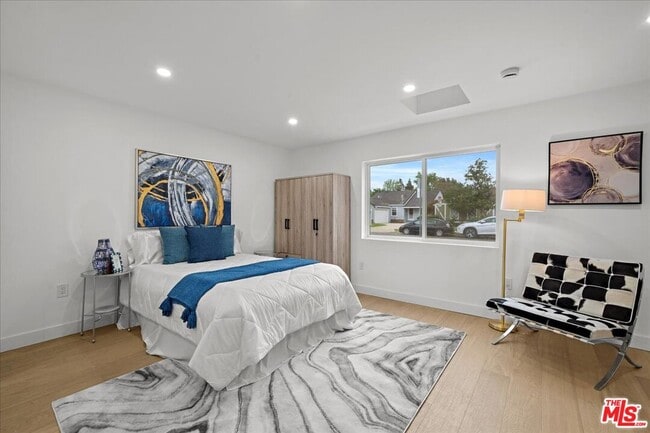 property at 5813 Saloma Ave