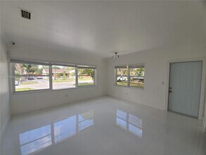 440 NW 140th St in Miami, FL - Foto de edificio - Building Photo