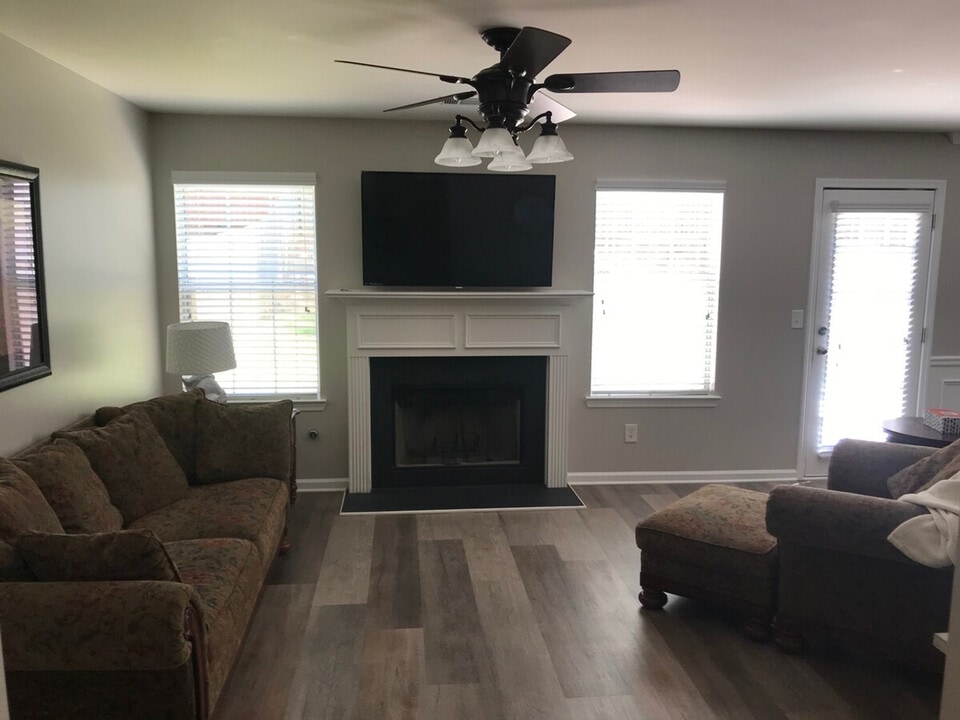 327 Hidden Creek Ln in Canton, GA - Building Photo