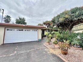 7325 Ouro Pl in La Mesa, CA - Building Photo
