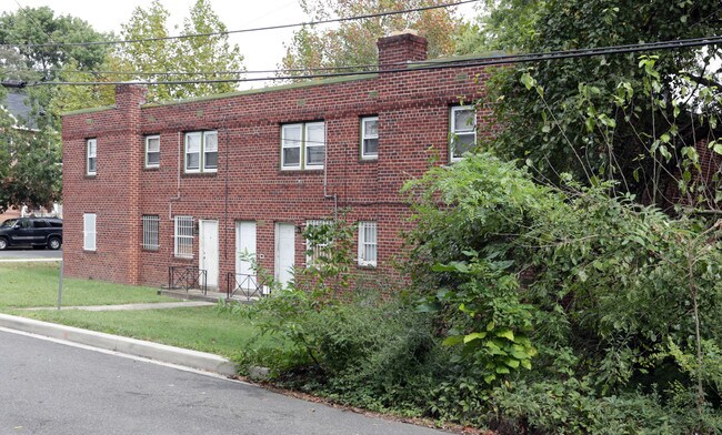 245 60th St NE in Washington, DC - Foto de edificio - Building Photo