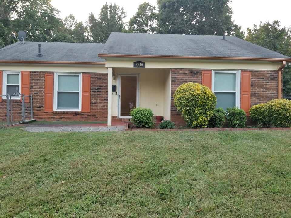 3310 Cedarhurst Dr in Charlotte, NC - Building Photo