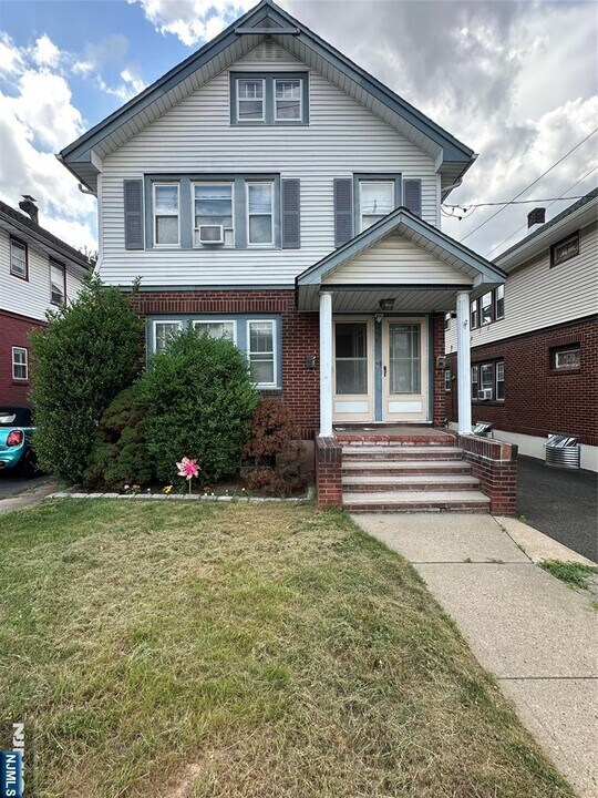 15-44-44 Parmelee Ave in Fair Lawn, NJ - Building Photo