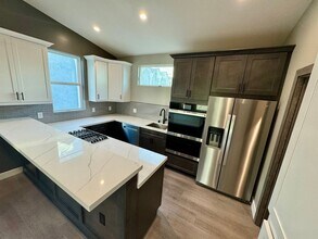 340 S Lincoln St in Burbank, CA - Building Photo - Building Photo
