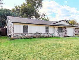 2304 Meadow Crest in Irving, TX - Building Photo