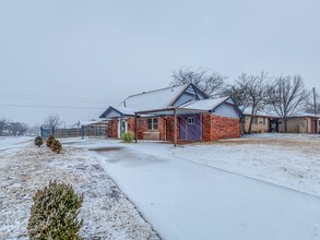 1401 N Nail Pkwy in Moore, OK - Building Photo - Building Photo