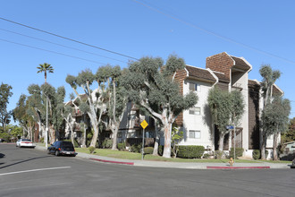 Las Palomas Apartments in Los Angeles, CA - Foto de edificio - Building Photo