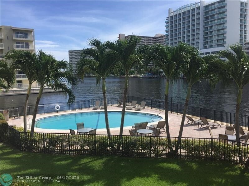2881 NE 32nd St, Unit 118 in Fort Lauderdale, FL - Foto de edificio
