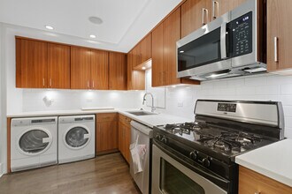 643 W Roscoe St, Unit B1 in Chicago, IL - Building Photo - Building Photo