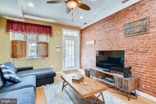 819 S Potomac St in Baltimore, MD - Building Photo