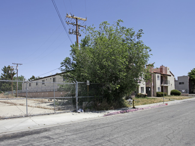 933 E Avenue Q4 in Palmdale, CA - Building Photo - Building Photo