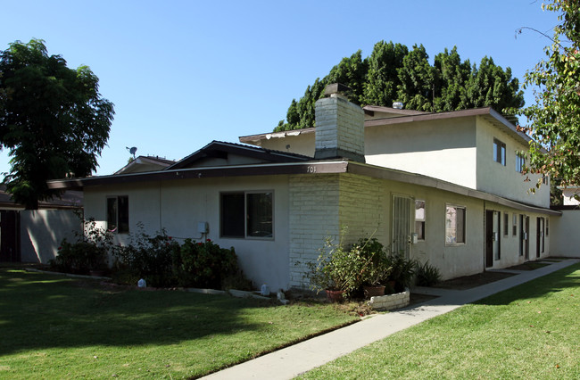 701 W Provential Dr in Anaheim, CA - Foto de edificio - Building Photo