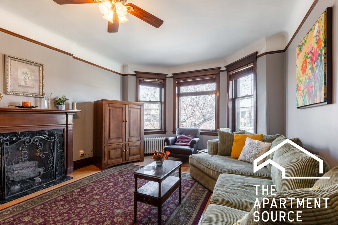 825 W Diversey Pkwy in Chicago, IL - Building Photo