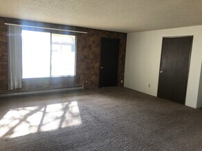 2235 Crater Lake Ave in Medford, OR - Building Photo - Building Photo