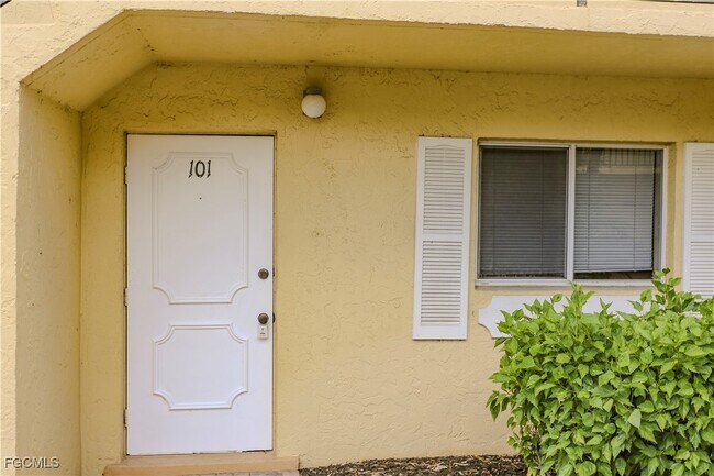 8049 Country Rd in Ft. Myers, FL - Building Photo - Building Photo