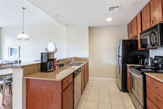 925 Common St in New Orleans, LA - Building Photo - Building Photo