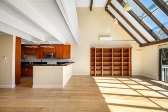 33 Reef St, Unit #2 in Marina Del Rey, CA - Foto de edificio - Building Photo