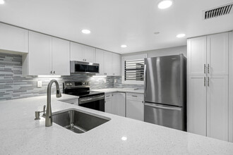 335 Oak Harbour Dr in Juno Beach, FL - Building Photo - Building Photo