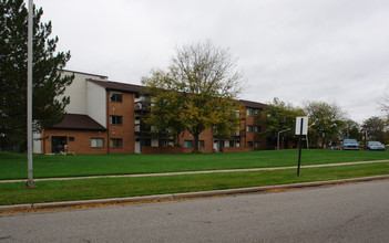 South Brook Villa in Lansing, MI - Building Photo - Building Photo