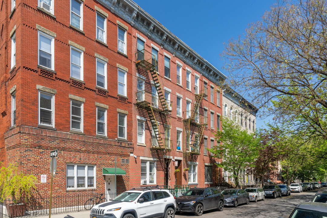 75 N Henry St in Brooklyn, NY - Building Photo