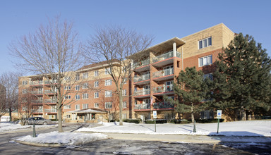 Creekside at Old Orchard in Mount Prospect, IL - Building Photo - Building Photo