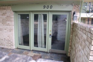 900 N Austin St in Denton, TX - Building Photo