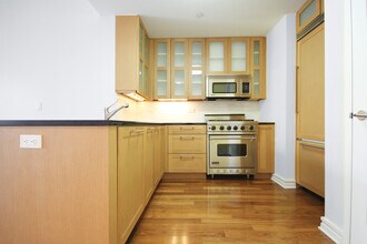 200 W End Ave in New York, NY - Building Photo - Building Photo