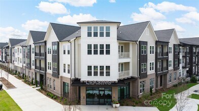 9035 Lindholm Dr in Huntersville, NC - Building Photo - Building Photo