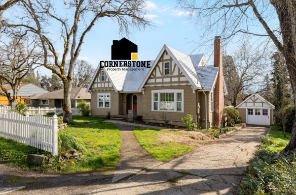 2004 Hillcrest Rd in Medford, OR - Building Photo