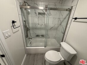 941 Cloverdale Ave in Los Angeles, CA - Building Photo - Building Photo