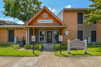 Carriage House Apartments in Nederland, TX - Foto de edificio - Building Photo