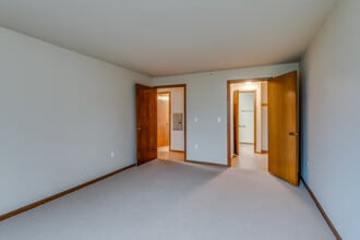 Parkwood Lake Apartments in Franklin, WI - Building Photo - Interior Photo