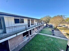 2201 N Grand Blvd in Pearland, TX - Building Photo