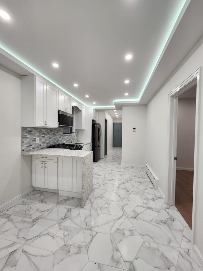 10239 46th Ave, Unit 1st Floor in Corona, NY - Foto de edificio - Building Photo