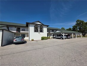 1429 Cape Coral Pkwy W in Cape Coral, FL - Foto de edificio - Building Photo