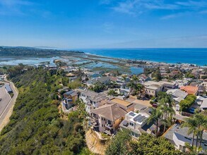 2483 Oxford Ave in Encinitas, CA - Foto de edificio - Building Photo