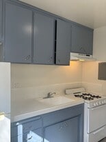 220 W Spazier Ave in Burbank, CA - Building Photo