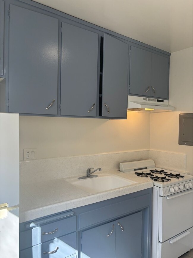 property at 220 W Spazier Ave