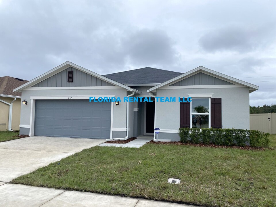 1037 Augustus Dr in Davenport, FL - Building Photo