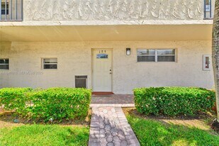 681 S Hollybrook Dr in Pembroke Pines, FL - Building Photo