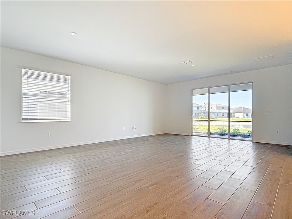 2422 Avocado Ln in Naples, FL - Building Photo