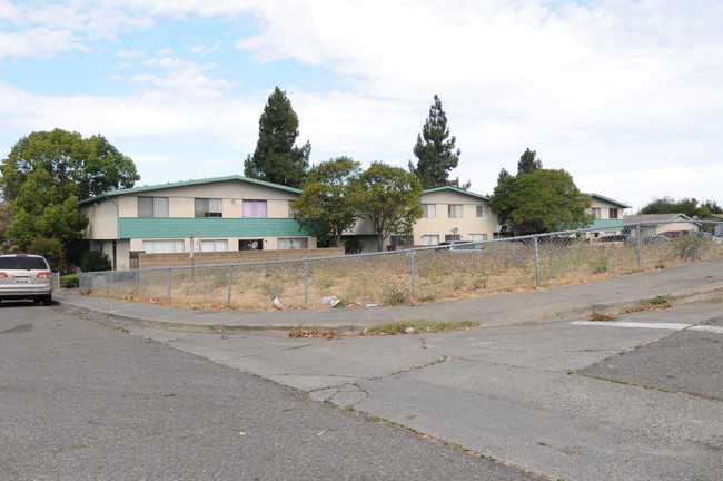 240 Holly St in Vallejo, CA - Foto de edificio - Building Photo