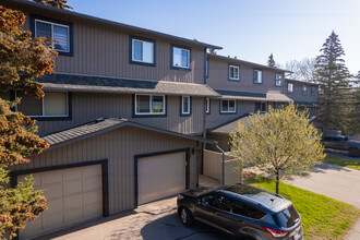 27 Silver Springs Dr NW in Calgary, AB - Building Photo - Building Photo