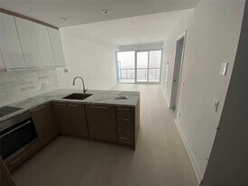 488-3488 University Ave in Toronto, ON - Building Photo