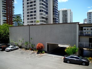 Moiliili Gardens in Honolulu, HI - Building Photo - Building Photo