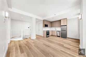 BRUCKNER BOULEVARD in Bronx, NY - Building Photo - Building Photo