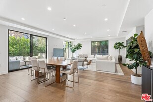 725 Croft Ave in Los Angeles, CA - Building Photo